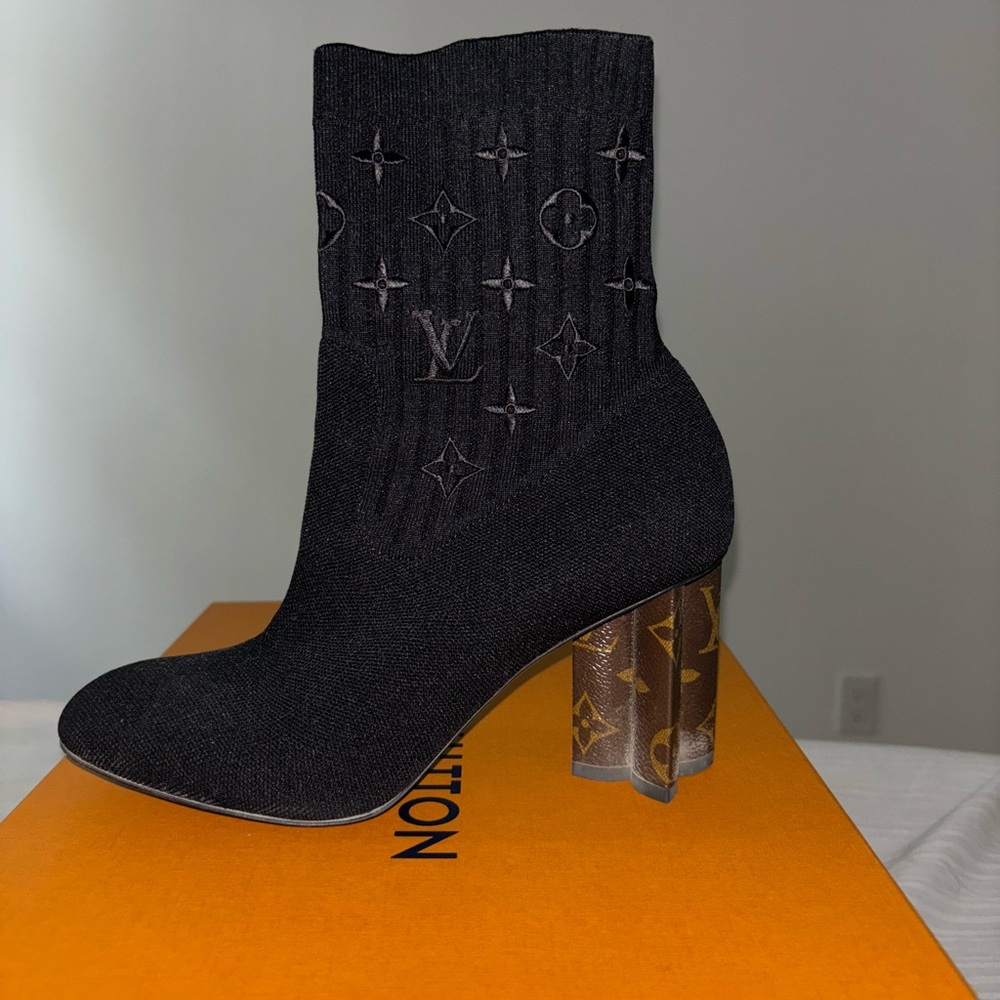 Louis Vuitton's Silhouette ankle boot in black stretch textile. - Picture 4 of 4